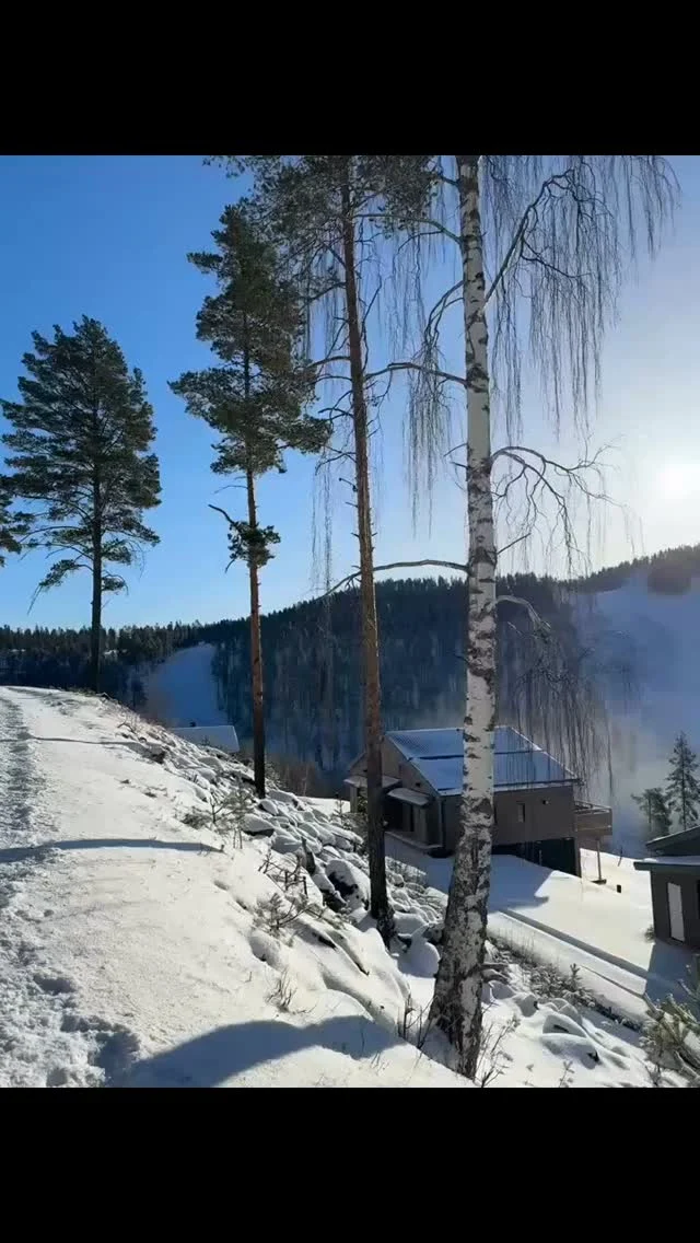 Vintern kom tillbaka!

Gårdagens snöfall ligger kvar och våra kanoner har gjort snö hela natten. Helgen utlovar toppenväder och ikväll serveras en Asiatisk streetfood-buffe på vår AW!

Altanen står redo i vårsolen och under lördagen bjuder vi in till After-ski i restaurangen. 🎶 

Tasse gör som vanligt ett besök vid barnområdet ca 14.15 under lördagen! 

Vi ses väl på berget? 🏔