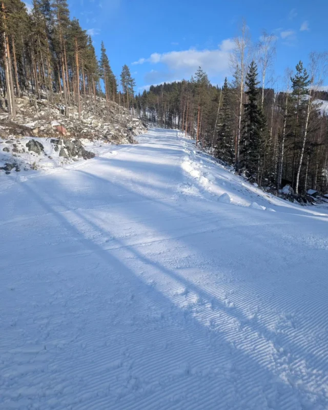 Skogsslingan öppen igen!

Våra alldeles egna superhjältar, våra egna snögubbar- killarna på driften, har med hårt arbete lyckats göra skogsslingan åkbar igen! ✌️👏

Liftarna öppna från 10-16 idag 🎿 

Tasse besöker barnområdet ca 14.15! 💙 

Afterski i restaurangen 15.30! 🎶 

Hockeykväll och restaurangen serverar från sportbarsmenyn 🍔 

Vi ses på berget!