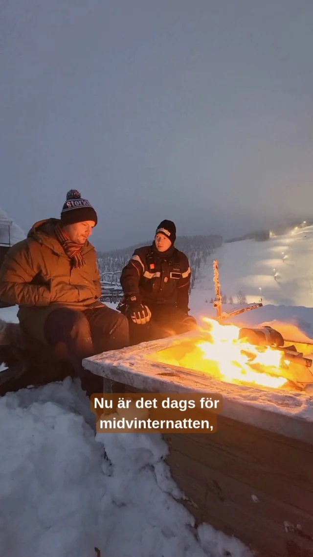 Midvinternatten del 1
Framför brasan sitter Tommy och Lucas och snackar om vad som faktiskt händer uppe i backen den här kvällen.
Kvällsåkning, eld, vintermörker och den där stämningen som bara uppstår när berget lever lite extra.

👉 Imorgon berättar vi vad som händer i restaurangen.

📅 Midvinternattshelgen 30/1-1/2
Vi ses på berget!