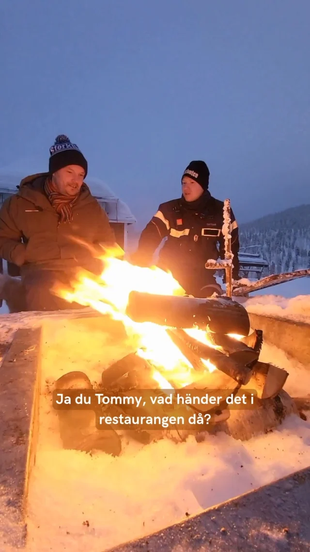 Midvinternatten del 2
När benen börjar bli trötta och kinderna rosiga – då fortsätter Midvinternatten inomhus.

I restaurangen väntar värme, mat, något gott i glaset och den där avslappnade stämningen som hör vintern till.
Perfekt paus mellan åken. Eller avslut på en riktigt bra kväll i backen.

📅 Midvinternattshelgen 30/1-1/2
Vi ses på berget!